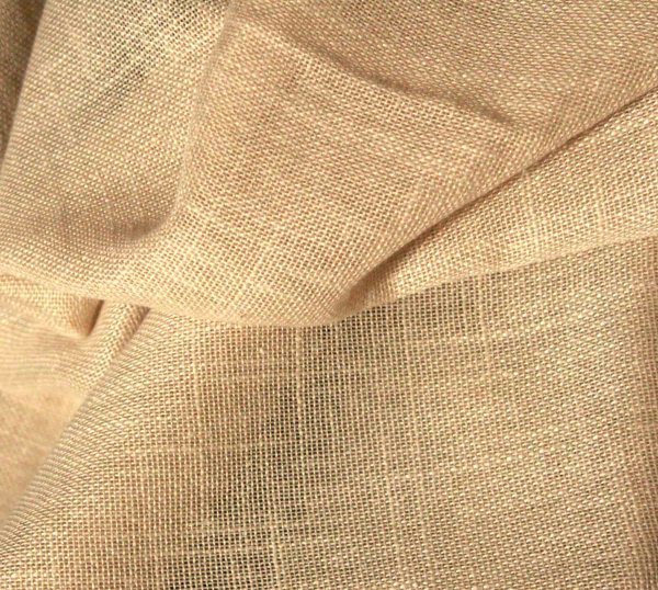 Stofpatroon van ivoorkleurige inbetween gordijnen met linnen look uit de Saphira Light collectie van Okika, stof in elkaar gedraaid voor goed zicht op stofpatroon