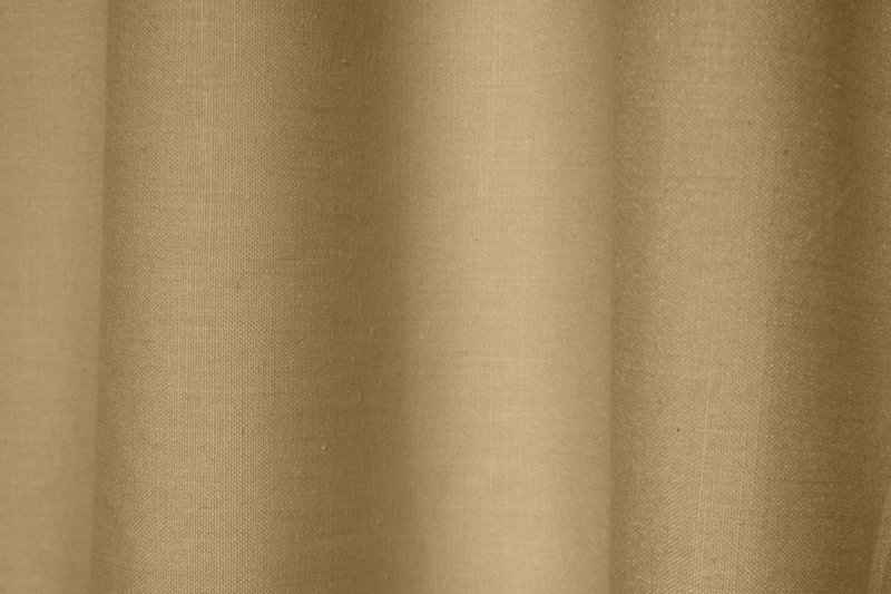 Sfeerfoto van de ivoorkleurige gordijnen met linnen look uit de Saphira collectie van Okika, natuurlijk hangend en zacht licht doorlatend voor een lichte, serene sfeer.
