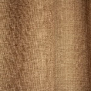 Detailfoto van de stof van lichtbruine gordijnen uit de Florain collectie (JC2515) van Okika, kleur vaste stof met subtiel gemeleerd effect