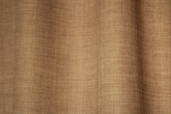Detailfoto van de stof van lichtbruine gordijnen uit de Florain collectie (JC2515) van Okika, kleur vaste stof met subtiel gemeleerd effect