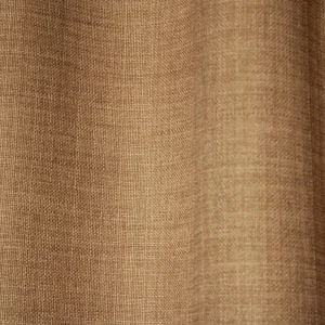 Detailfoto van de stof van lichtbruine gordijnen uit de Florain collectie (JC2515) van Okika, kleur vaste stof met subtiel gemeleerd effect