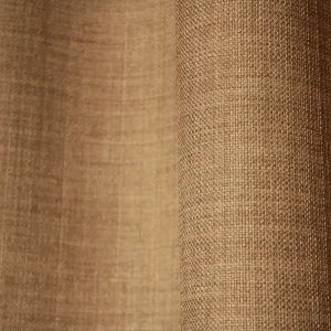 Close-up van het stofpatroon van lichtbruine gordijnen uit de Florain collectie (JC2515) van Okika, met een subtiele weefstructuur die zorgt voor een rustige en aardse uitstraling.