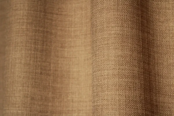 Close-up van het stofpatroon van lichtbruine gordijnen uit de Florain collectie (JC2515) van Okika, met een subtiele weefstructuur die zorgt voor een rustige en aardse uitstraling.