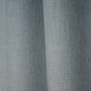 Detail van lichtblauwe gordijnen uit de Elegance collectie jc2559 met hoge Martindale score, kleur vast en natuurlijke structuur