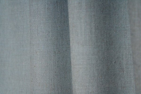 Detail van lichtblauwe gordijnen uit de Elegance collectie jc2559 met hoge Martindale score, kleur vast en natuurlijke structuur