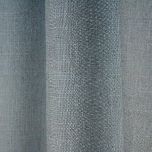 Sfeerfoto van lichtblauwe gordijnen uit de Elegance collectie met fijne stofstructuur en semi lichtdoorlatende, zachte lichtfiltering. Kleurvast en slijtvast, perfect voor duurzaam gebruik. model jc2559 okika