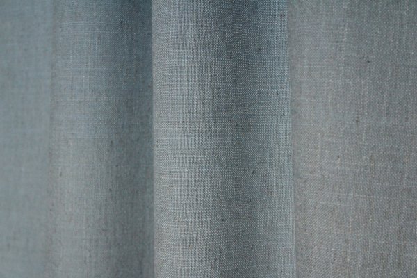 Sfeerfoto van lichtblauwe gordijnen uit de Elegance collectie met fijne stofstructuur en semi lichtdoorlatende, zachte lichtfiltering. Kleurvast en slijtvast, perfect voor duurzaam gebruik. model jc2559 okika