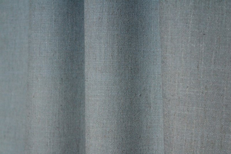 Sfeerfoto van lichtblauwe gordijnen uit de Elegance collectie met fijne stofstructuur en semi lichtdoorlatende, zachte lichtfiltering. Kleurvast en slijtvast, perfect voor duurzaam gebruik. model jc2559 okika