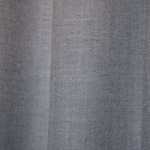 Sfeerfoto van lichtgrijze gordijnen uit de Elegance collectie jc2563, semi lichtdoorlatend, kleurvast en slijtvast