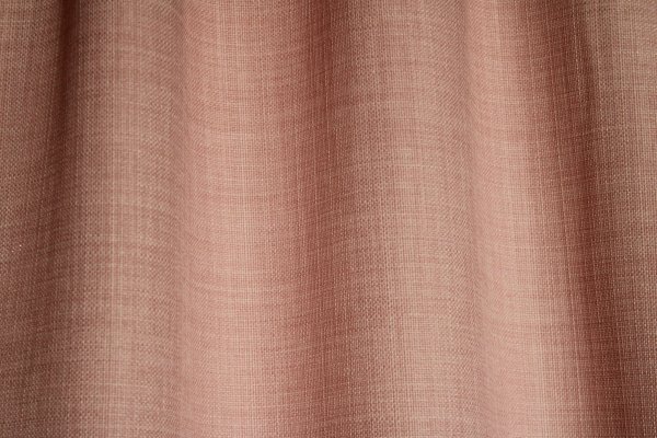 Close-up van het stofpatroon van lichtroze gordijnen uit de Florain collectie (JC2528) van Okika, semi lichtdoorlatende gordijnen die kleurvast zijn