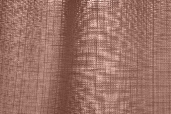 Detailfoto van de stofstructuur van lichtroze licht roze gordijnen uit de Florain collectie (JC2528) van Okika, filtert het daglicht op zachte wijze