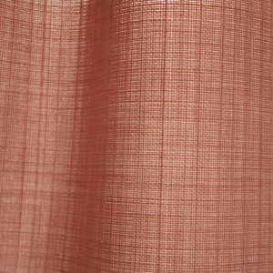 Detailfoto van de stofstructuur van lichtroze licht roze gordijnen uit de Florain collectie (JC2528) van Okika, filtert het daglicht op zachte wijze