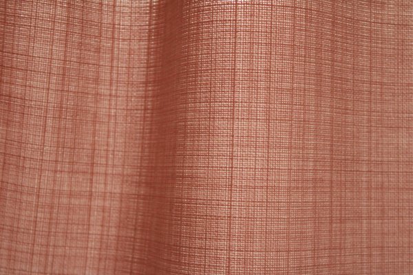 Detailfoto van de stofstructuur van lichtroze licht roze gordijnen uit de Florain collectie (JC2528) van Okika, filtert het daglicht op zachte wijze
