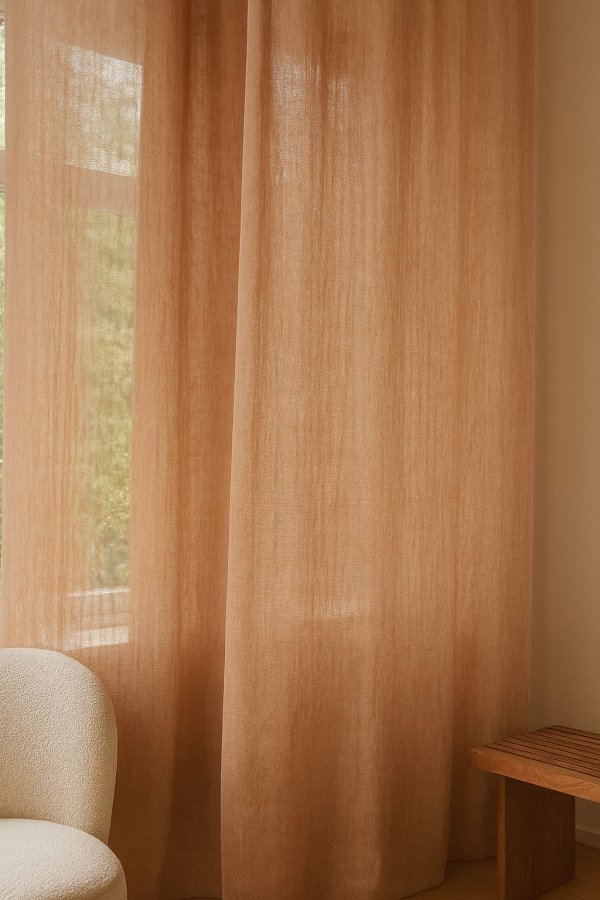 Inbetween gordijnen van 100% linnen in honingkleur, warm en sfeervol opgehangen in een natuurlijk ingerichte woonkamer