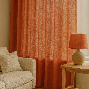 Inbetween gordijnen van 100% linnen in terra, warm en sfeervol toegepast in een interieur met aardetinten.