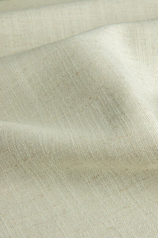 mist vouwgordijnen uit de Elegance collectie, model JC2560 Okika, prachtige stof van hoge kwaliteit. bijzonder slijt en kleurvast. mist zit tegen wit aan met een gele ondertoon