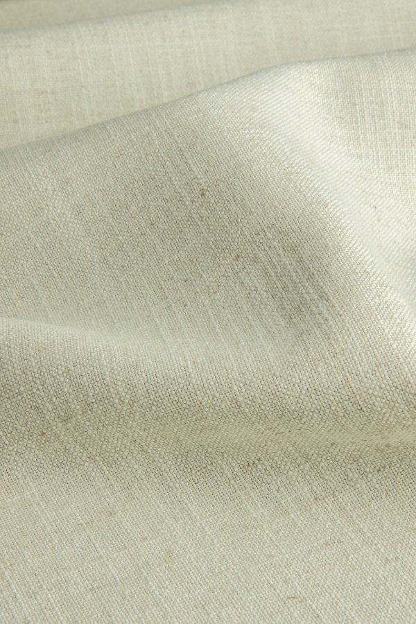 mist vouwgordijnen uit de Elegance collectie, model JC2560 Okika, prachtige stof van hoge kwaliteit. bijzonder slijt en kleurvast. mist zit tegen wit aan met een gele ondertoon
