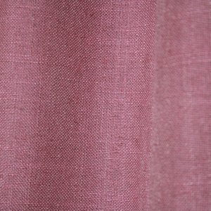 Sfeerfoto van oudroze Elegance gordijnen uit de JC2567 collectie met een warme oudroze tint en een volle, effen structuur voor een elegante sfeervolle uitstraling in huis.
