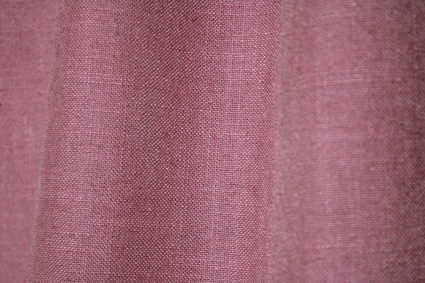 Sfeerfoto van oudroze Elegance gordijnen uit de JC2567 collectie met een warme oudroze tint en een volle, effen structuur voor een elegante sfeervolle uitstraling in huis.