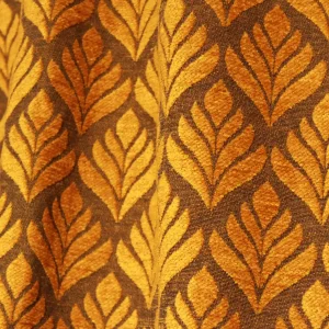 Retro gordijnen met oker bloemenpatroon, model BB2421 'Okika'. Perfect voor een warme vintage sfeer in elk interieur.