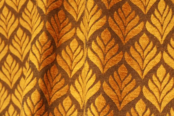 Retro gordijnen met oker bloemenpatroon, model BB2421 'Okika'. Perfect voor een warme vintage sfeer in elk interieur.