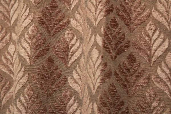 Gordijnen met retro bloemmotief in taupe tinten, model BB2423 van Okika. Geschikt voor een stijlvolle en vintage interieurinrichting.