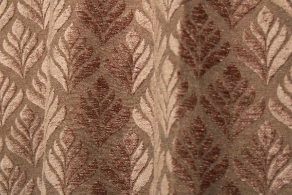 Retro gordijnen met taupe bloemenpatroon, model BB2423 van okika. Een elegante keuze voor klassieke en moderne interieurs.
