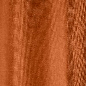 Sfeerfoto van roestkleurige inbetween gordijnen met linnen look uit de Saphira Light collectie van Okika, soepel vallend en lichtdoorlatend.