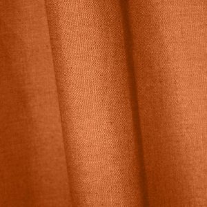 : Sfeerfoto van gordijnen in diepe oranje roestkleur met linnen look uit de Saphira collectie van Okika,