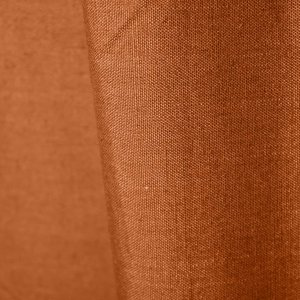 Stofdetails van gordijnen in diepe oranje roestkleur met linnen look uit de Saphira collectie van Okika, met zicht op de natuurlijke vezelstructuur.