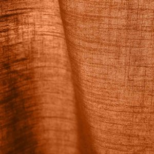 stofstructuur van gordijnen in diepe oranje roestkleur met linnen look uit de Saphira collectie van Okika, semi lichtdoorlatend met zichtbare weving.