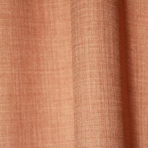 detailfoto van de stof van roze gordijnen uit de Florain collectie (JC2529) van Okika, met een gemeleerde structuur.