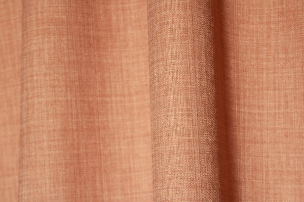 detailfoto van de stof van roze gordijnen uit de Florain collectie (JC2529) van Okika, met een gemeleerde structuur.