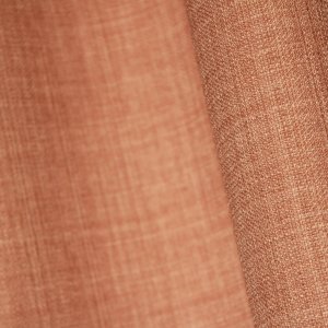 Close-up van het stofpatroon van roze gordijnen uit de Florain collectie (JC2529) van Okika, met een subtiele structuur die zorgt voor een eigentijdse uitstraling.