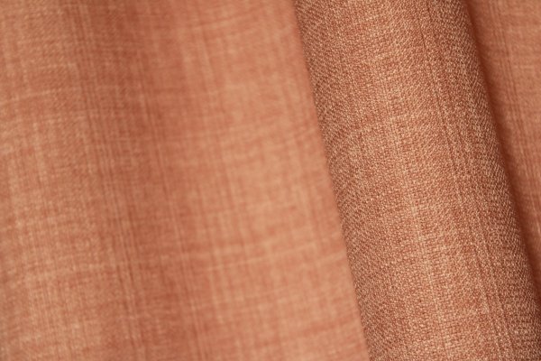 Close-up van het stofpatroon van roze gordijnen uit de Florain collectie (JC2529) van Okika, met een subtiele structuur die zorgt voor een eigentijdse uitstraling.