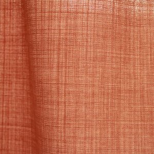 Detailfoto van de stofstructuur van roze gordijnen uit de Florain collectie (JC2529) van Okika, met fijne licht filtering.
