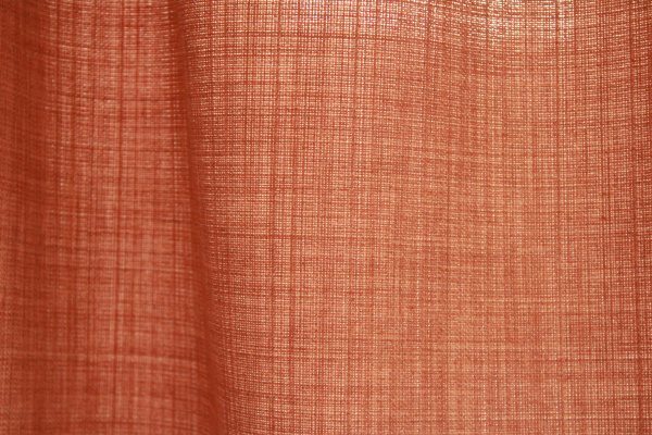 Detailfoto van de stofstructuur van roze gordijnen uit de Florain collectie (JC2529) van Okika, met fijne licht filtering.
