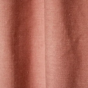 Roze gordijnen uit de Saphira-collectie van Okika in een sfeerfoto van de gordijnen in de plooi en de linnen look goed zichtbaar