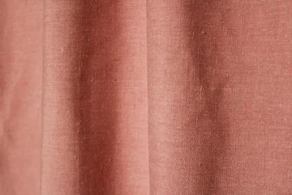 Roze gordijnen uit de Saphira-collectie van Okika in een sfeerfoto van de gordijnen in de plooi en de linnen look goed zichtbaar
