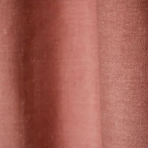 Detail van roze gordijnen uit de Saphira-collectie van Okika met linnen look structuur en elegante valling