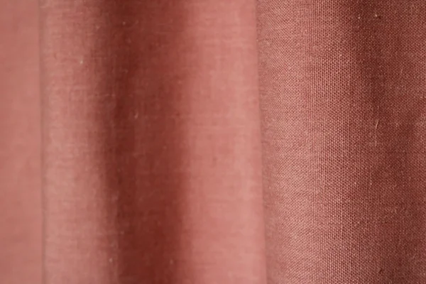 Detail van roze gordijnen uit de Saphira-collectie van Okika met linnen look structuur en elegante valling