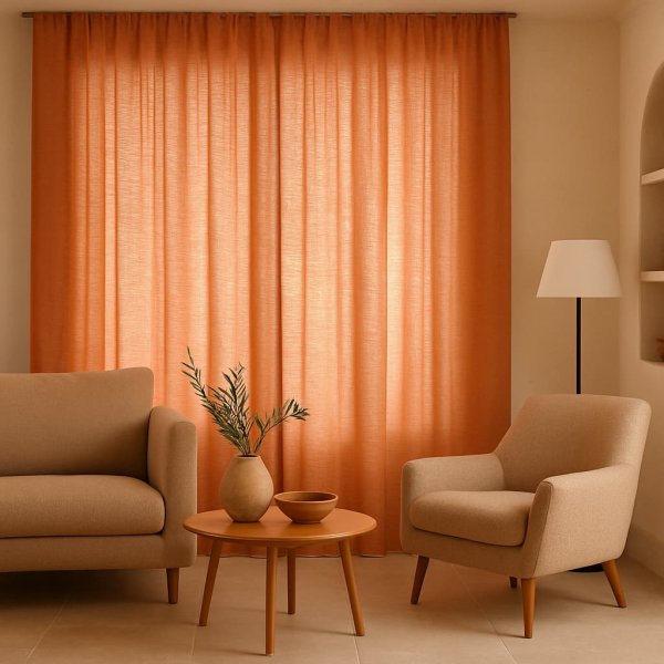 Sfeerimpressie van terra inbetween gordijnen uit de Saphira-lijn, op maat gemaakt voor een eigentijds interieur met natuurlijke tinten en zachte lichtfilterin