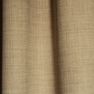 Sfeerfoto van een soft taupe gordijn uit de Florain collectie (JC2516) van Okika, kleur vast en semi licht doorlatende stof