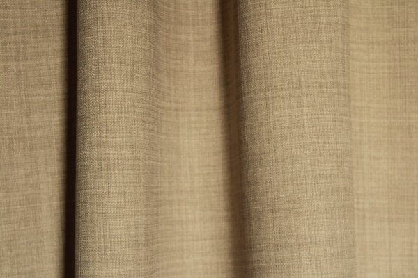 Sfeerfoto van een soft taupe gordijn uit de Florain collectie (JC2516) van Okika, kleur vast en semi licht doorlatende stof