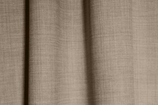 Sfeerfoto van soft taupe gordijn uit de Florain collectie (JC2516) van Okika, semi lichtdoorlatend