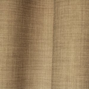 Sfeerfoto van soft taupe gordijnen uit de Florain collectie (JC2516) van Okika, die warmte geven.