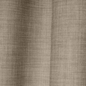 Sfeerfoto van soft taupe gordijnen uit de Florain collectie (JC2516) van Okika, die warmte geven.
