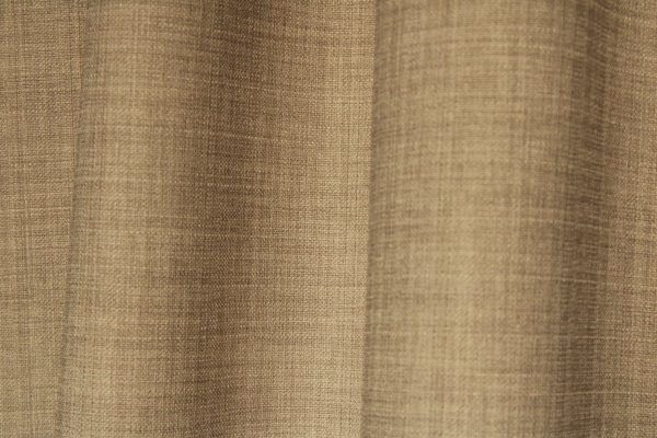 Sfeerfoto van soft taupe gordijnen uit de Florain collectie (JC2516) van Okika, die warmte geven.