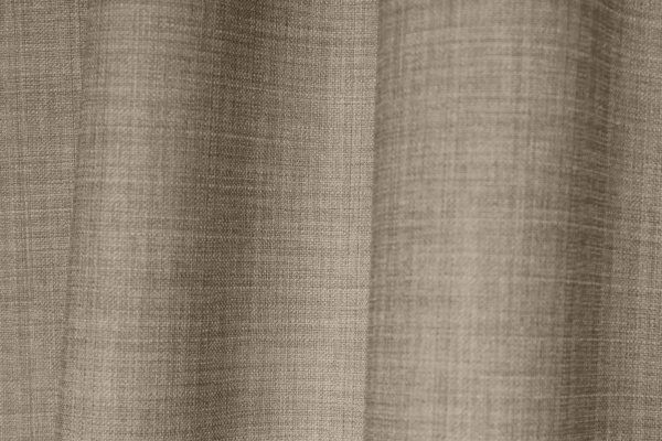 Sfeerfoto van soft taupe gordijnen uit de Florain collectie (JC2516) van Okika, die warmte geven.