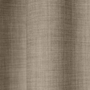 Detailfoto van de stof van soft taupe gordijnen uit de Florain collectie (JC2516) van Okika,semli licht doorlatende gordijnen die kleurvast zijn